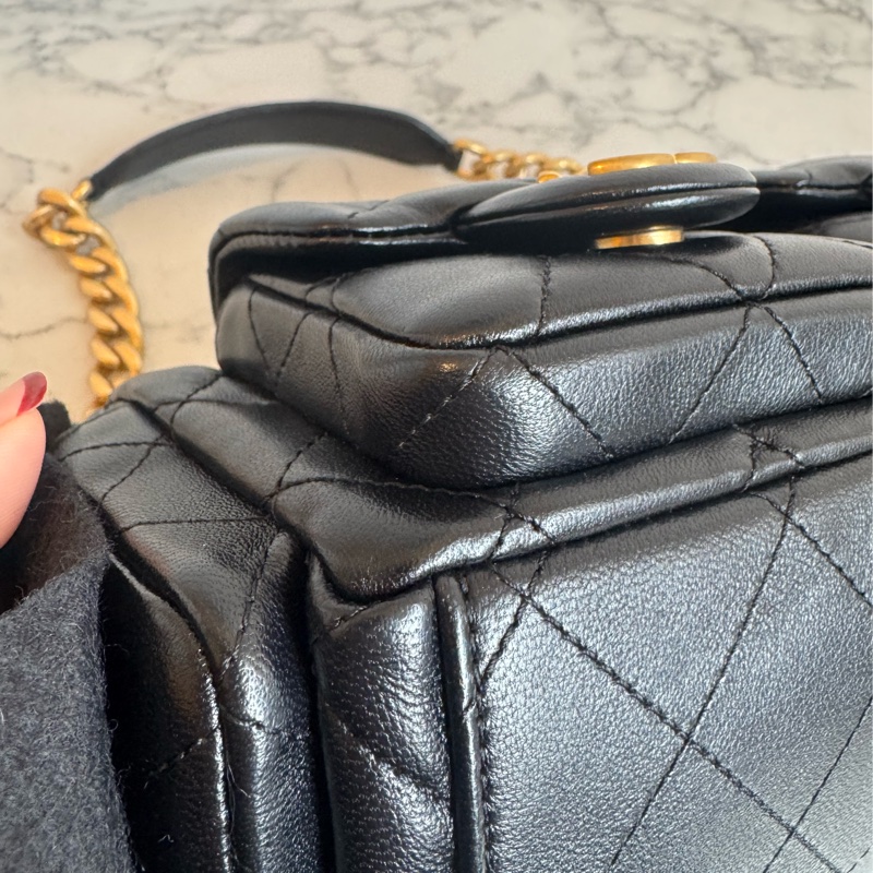 Chanel黑羊皮金雙C HOBO流浪肩背包-6