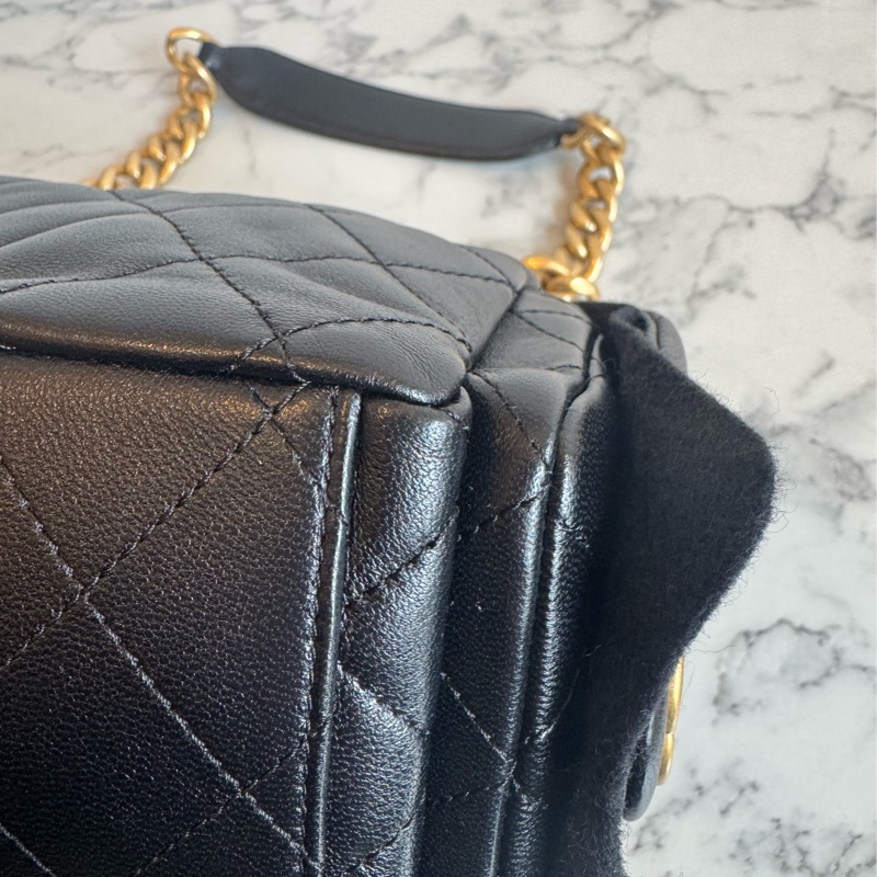 Chanel黑羊皮金雙C HOBO流浪肩背包-8