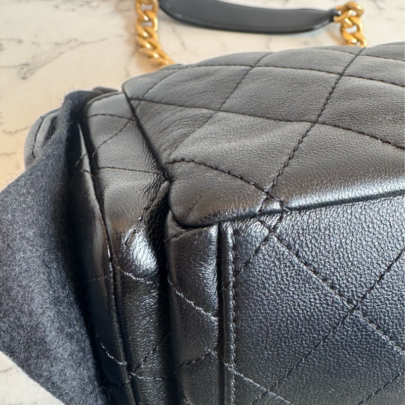 Chanel黑羊皮金雙C HOBO流浪肩背包-9