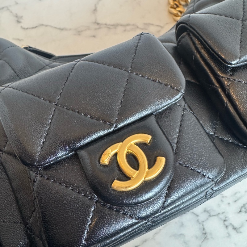 Chanel黑羊皮金雙C HOBO流浪肩背包-10