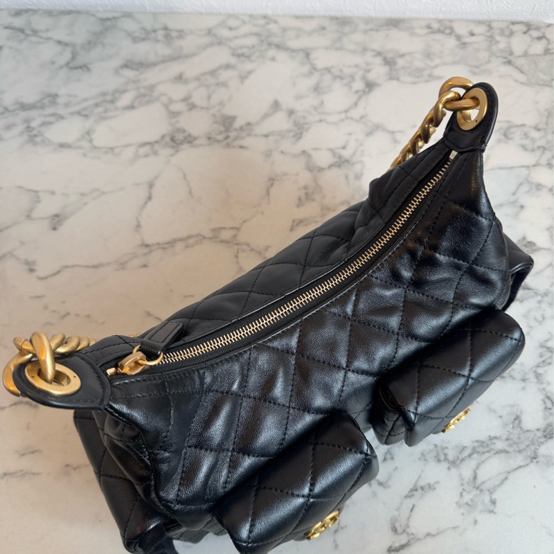 Chanel黑羊皮金雙C HOBO流浪肩背包-11