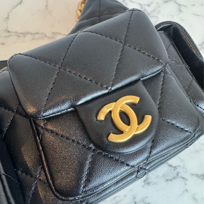 Chanel黑羊皮金雙C HOBO流浪肩背包-12