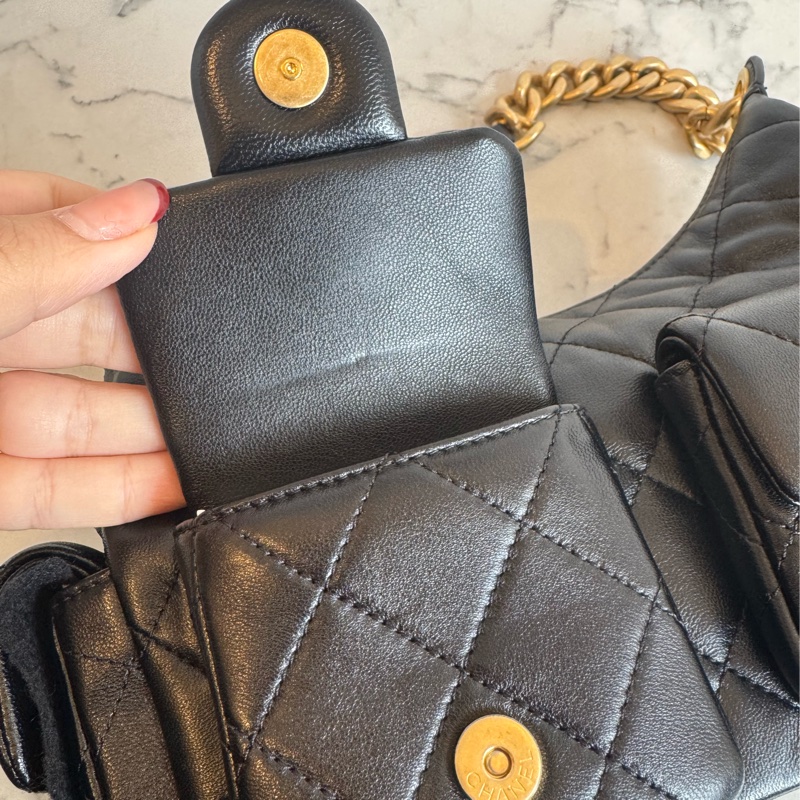 Chanel黑羊皮金雙C HOBO流浪肩背包-13