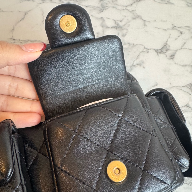 Chanel黑羊皮金雙C HOBO流浪肩背包-14