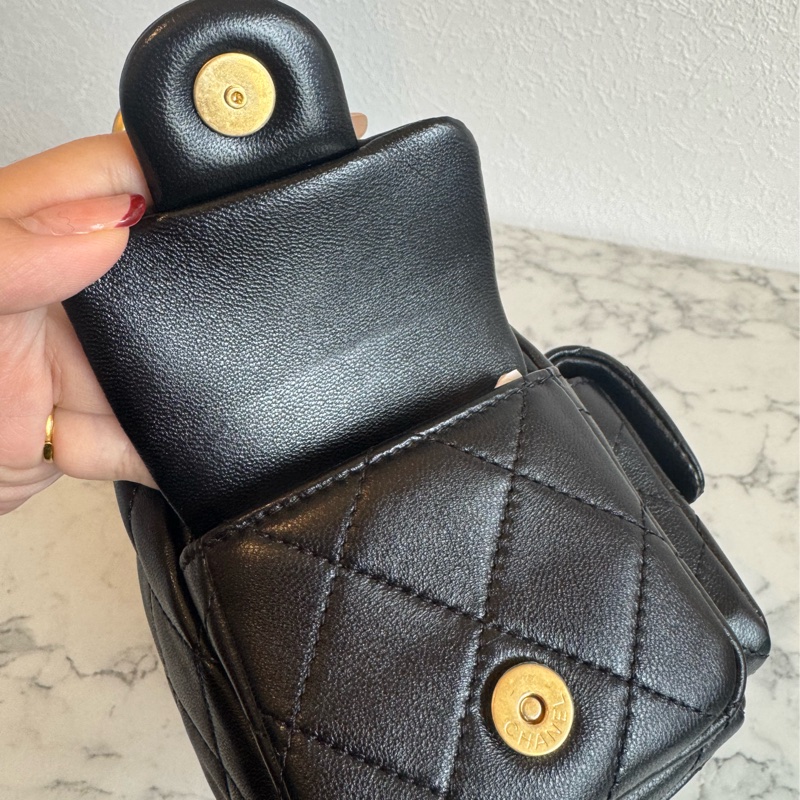 Chanel黑羊皮金雙C HOBO流浪肩背包-16