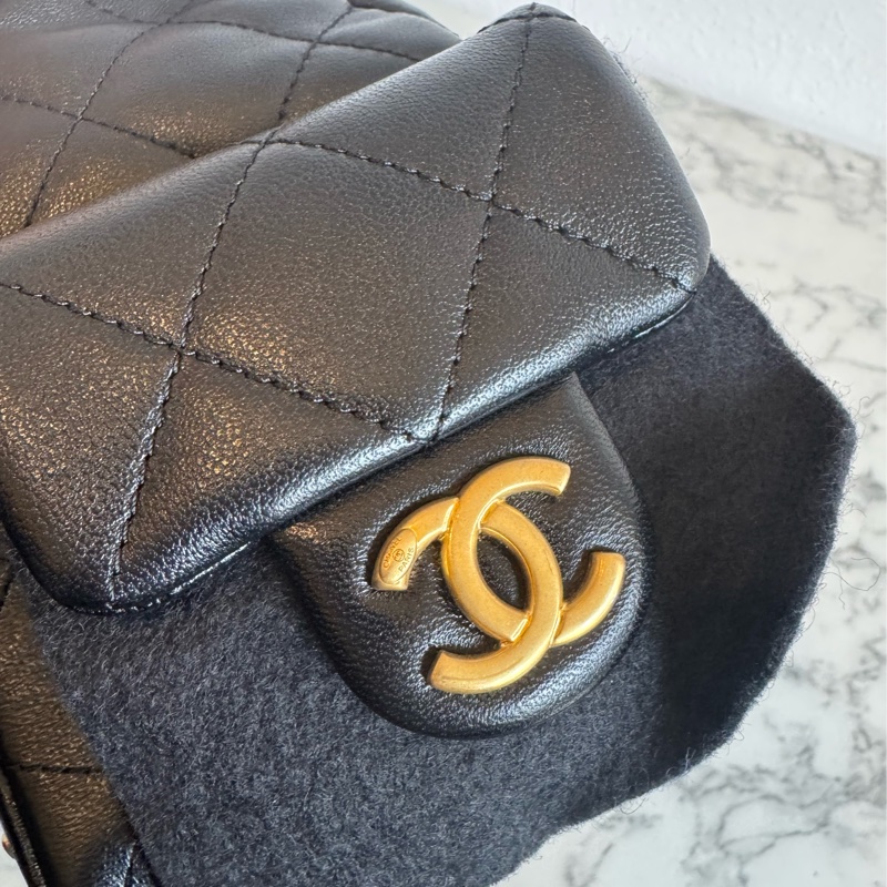 Chanel黑羊皮金雙C HOBO流浪肩背包-17