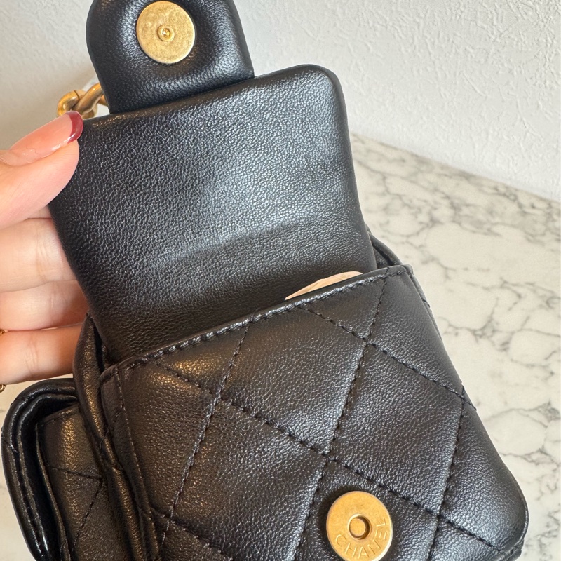 Chanel黑羊皮金雙C HOBO流浪肩背包-18