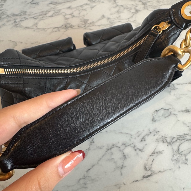 Chanel黑羊皮金雙C HOBO流浪肩背包-20