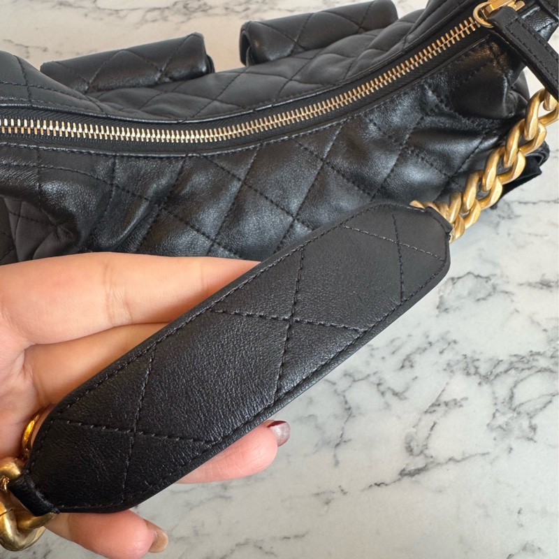 Chanel黑羊皮金雙C HOBO流浪肩背包-21