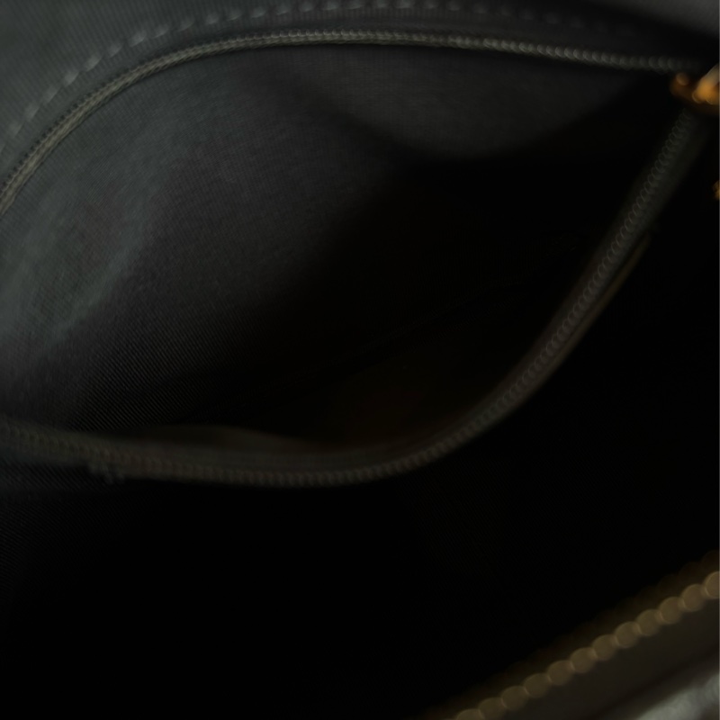 Chanel黑羊皮金雙C HOBO流浪肩背包-23