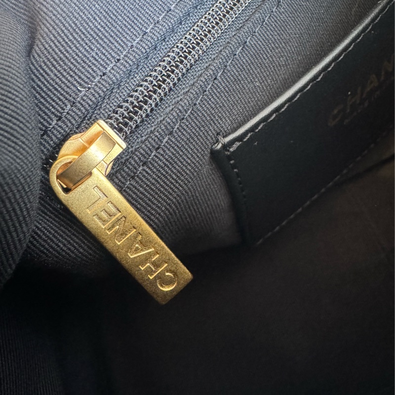 Chanel黑羊皮金雙C HOBO流浪肩背包-24