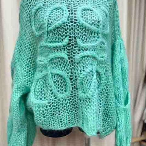 Loewe超級美的蘋果綠色毛衣