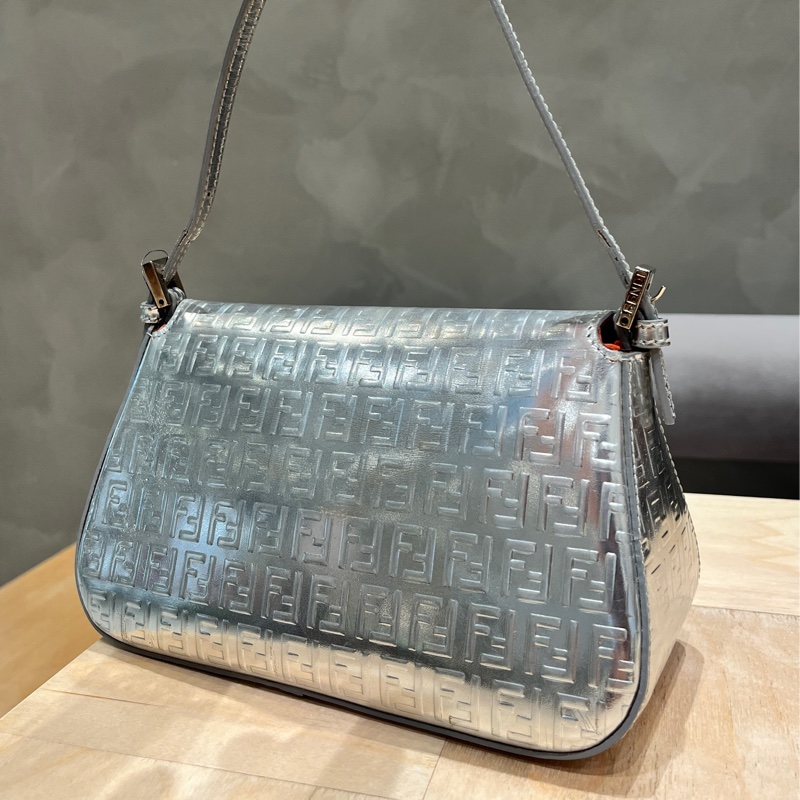 FENDI 中古包 銀色老花包 Mama Baguette 肩背款 PVC防水材質-1