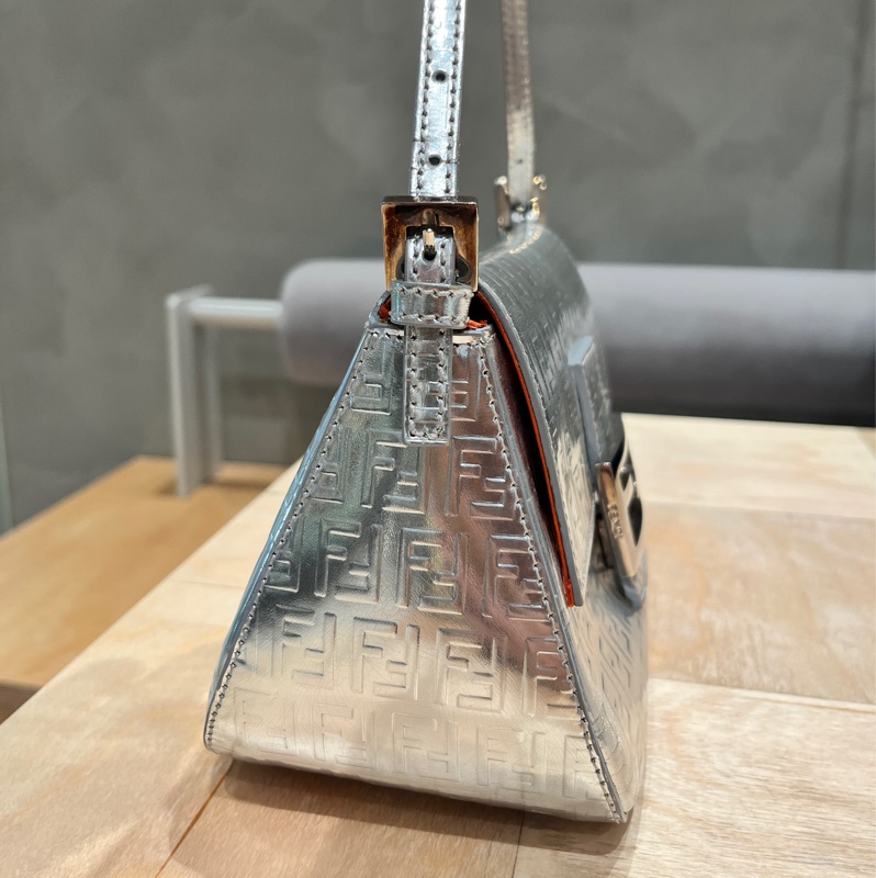 FENDI 中古包 銀色老花包 Mama Baguette 肩背款 PVC防水材質-2