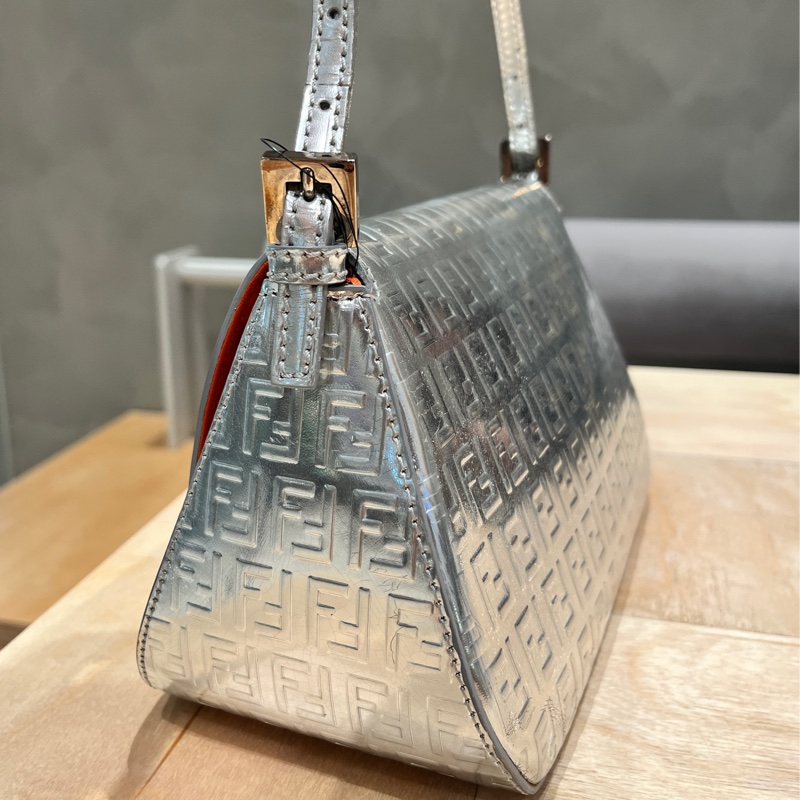 FENDI 中古包 銀色老花包 Mama Baguette 肩背款 PVC防水材質-3