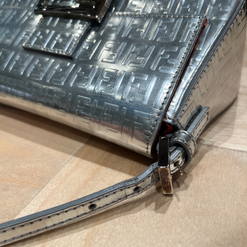 FENDI 中古包 銀色老花包 Mama Baguette 肩背款 PVC防水材質-4