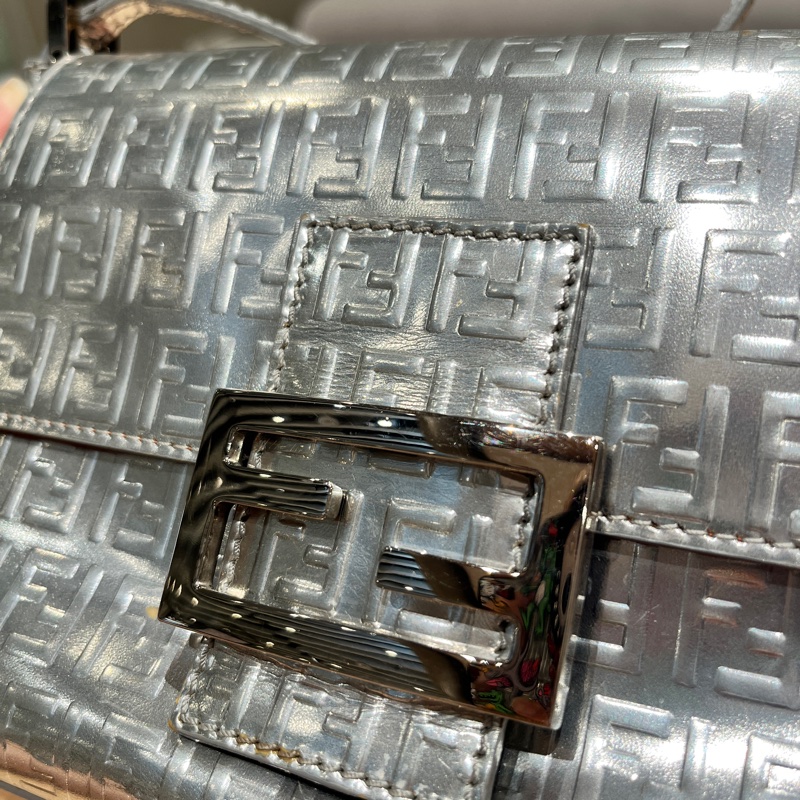 FENDI 中古包 銀色老花包 Mama Baguette 肩背款 PVC防水材質-6