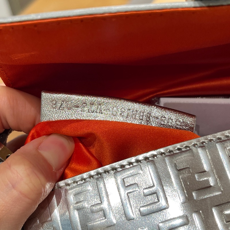 FENDI 中古包 銀色老花包 Mama Baguette 肩背款 PVC防水材質-8