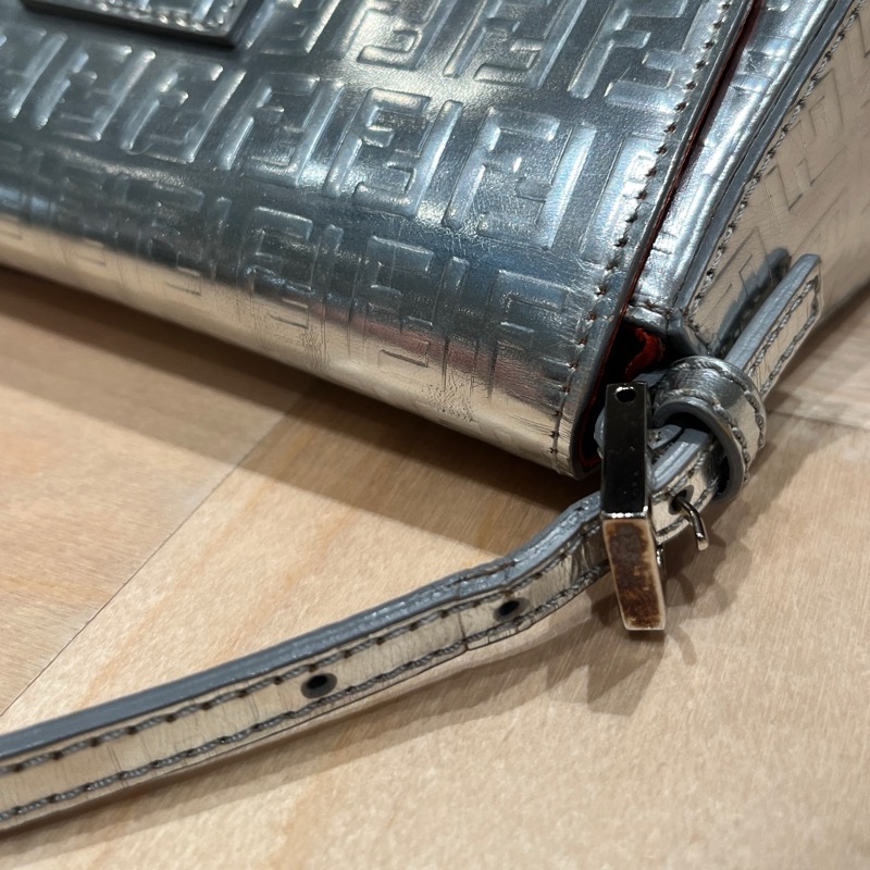 FENDI 中古包 銀色老花包 Mama Baguette 肩背款 PVC防水材質-11