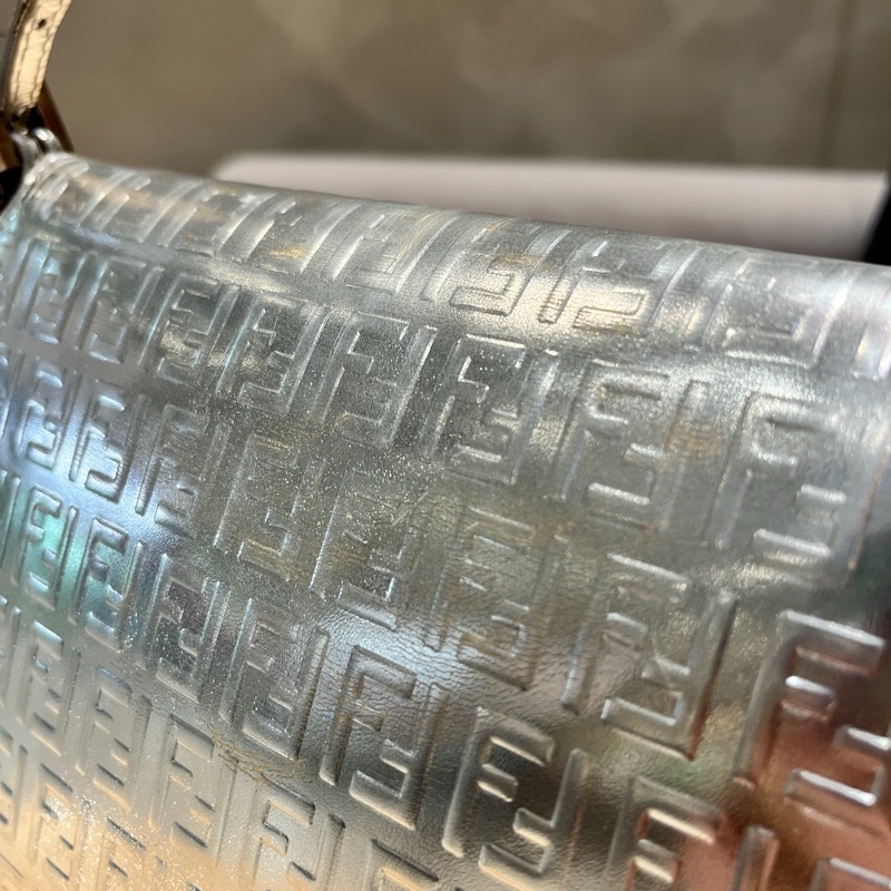 FENDI 中古包 銀色老花包 Mama Baguette 肩背款 PVC防水材質-12