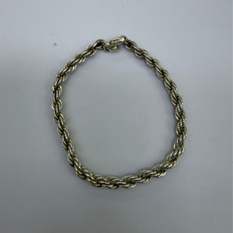 這款產品是Tiffany & Co. 的銀色扭繩鏈手鍊。