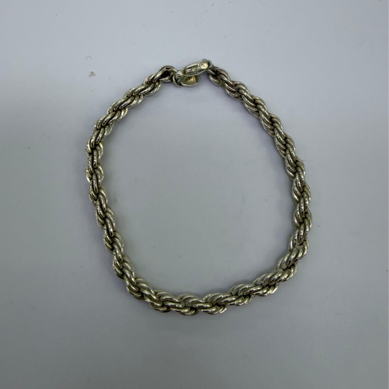 這款產品是Tiffany & Co. 的銀色扭繩鏈手鍊。-0