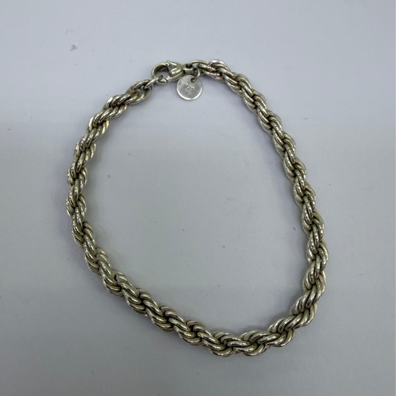 這款產品是Tiffany & Co. 的銀色扭繩鏈手鍊。-1