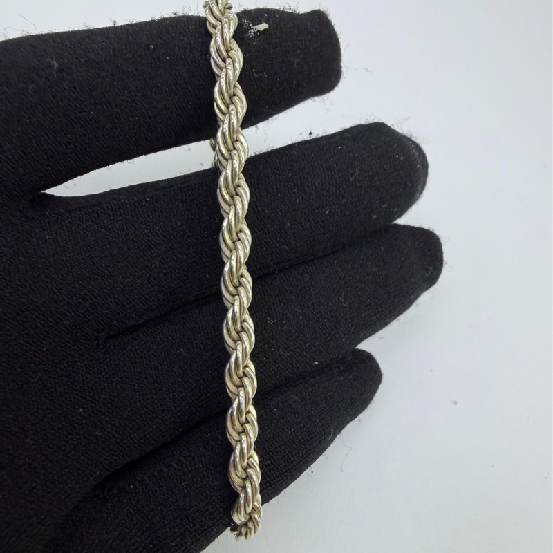 這款產品是Tiffany & Co. 的銀色扭繩鏈手鍊。-2