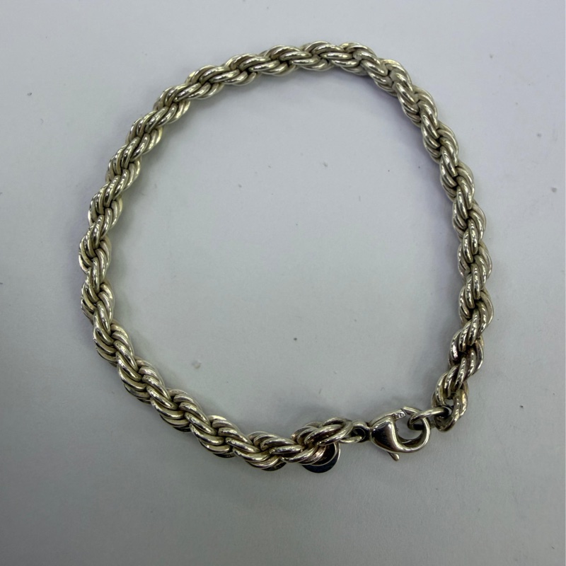這款產品是Tiffany & Co. 的銀色扭繩鏈手鍊。-3