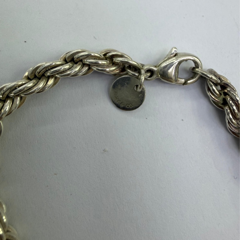 這款產品是Tiffany & Co. 的銀色扭繩鏈手鍊。-4