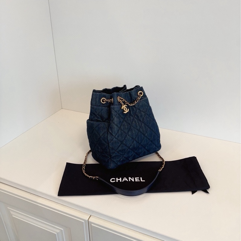 【98新🆕】Chanel 深藍色牛仔/丹寧 金扣雙c吊飾 束口水桶包 單肩包-2