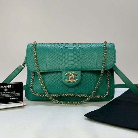 CHANEL 珍稀蟒蛇皮口蓋斜背包