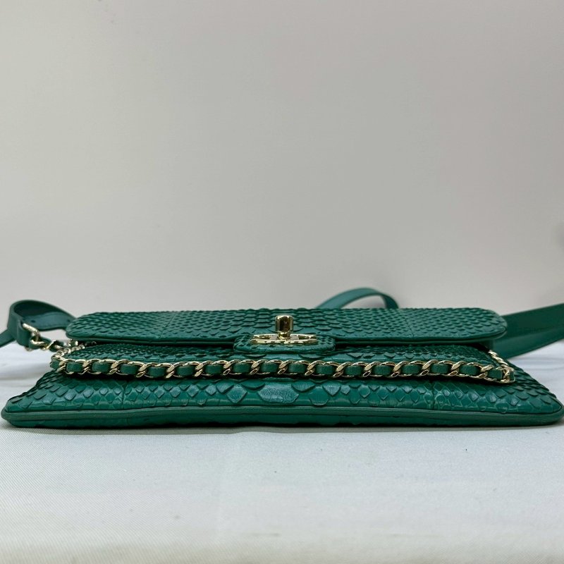 CHANEL 珍稀蟒蛇皮口蓋斜背包-5