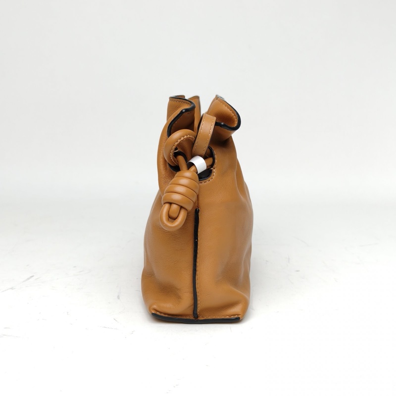 LOEWE Clutch扭結抽繩福袋包迷你22棕色牛皮肩背包-1