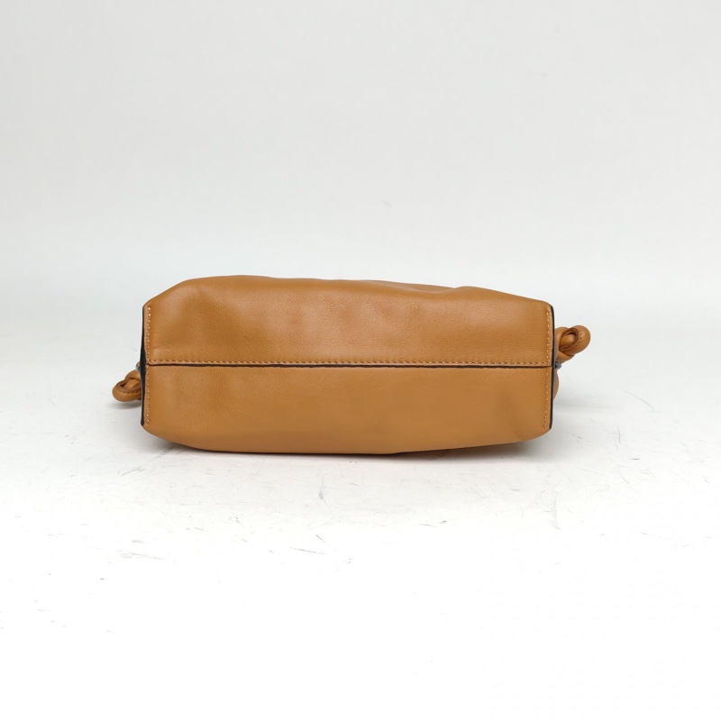 LOEWE Clutch扭結抽繩福袋包迷你22棕色牛皮肩背包-3