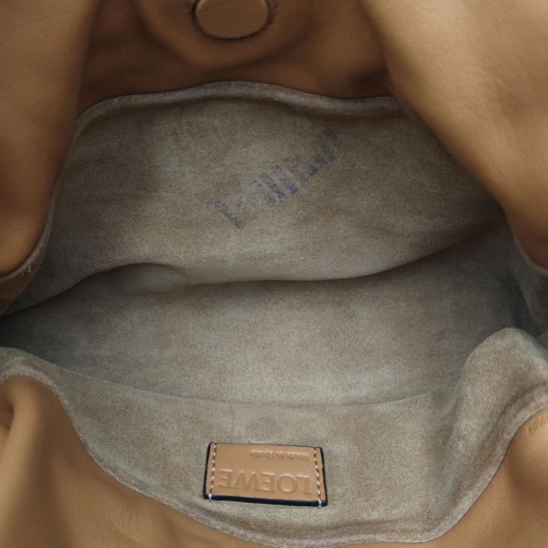 LOEWE Clutch扭結抽繩福袋包迷你22棕色牛皮肩背包-4