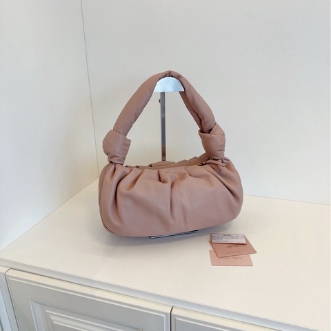 【99新🆕】MiuMiu謬謬 新款Knotted粉色羊皮雲朵☁️腋下包 miu家雲朵