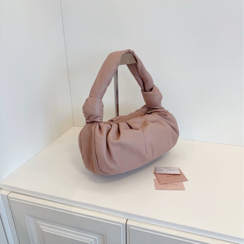 【99新🆕】MiuMiu謬謬 新款Knotted粉色羊皮雲朵☁️腋下包 miu家雲朵-1