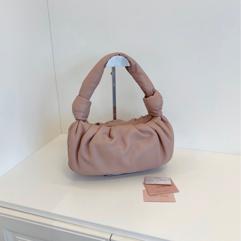 【99新🆕】MiuMiu謬謬 新款Knotted粉色羊皮雲朵☁️腋下包 miu家雲朵-2