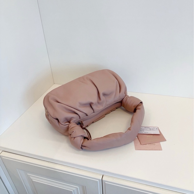 【99新🆕】MiuMiu謬謬 新款Knotted粉色羊皮雲朵☁️腋下包 miu家雲朵-3