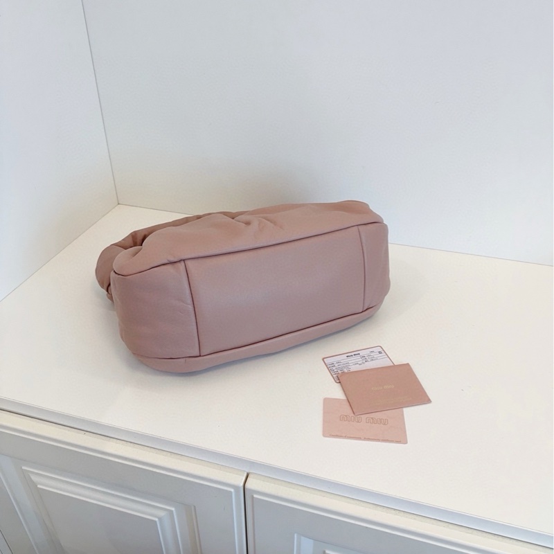 【99新🆕】MiuMiu謬謬 新款Knotted粉色羊皮雲朵☁️腋下包 miu家雲朵-4