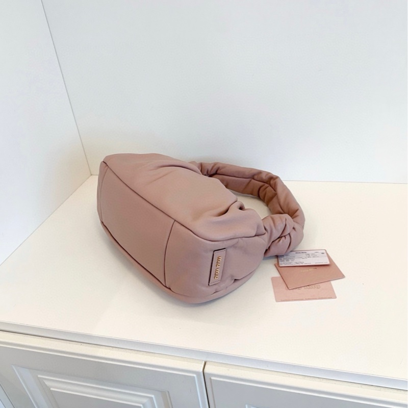 【99新🆕】MiuMiu謬謬 新款Knotted粉色羊皮雲朵☁️腋下包 miu家雲朵-5