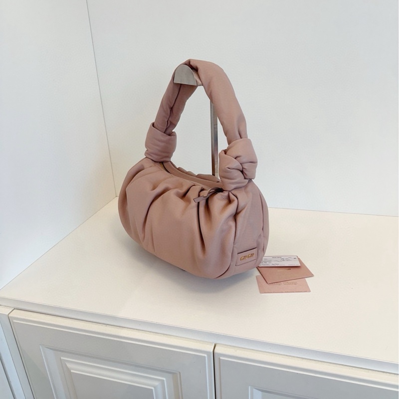 【99新🆕】MiuMiu謬謬 新款Knotted粉色羊皮雲朵☁️腋下包 miu家雲朵-6