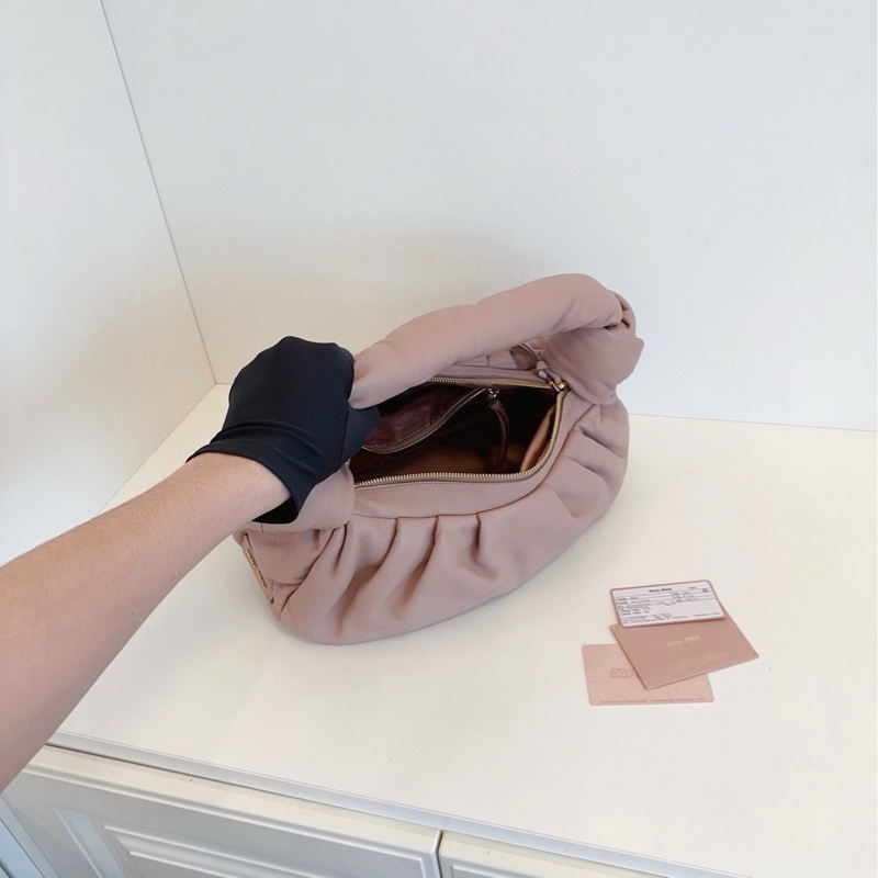 【99新🆕】MiuMiu謬謬 新款Knotted粉色羊皮雲朵☁️腋下包 miu家雲朵-7