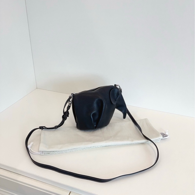 【98新以上🆕】Loewe 黑銀全皮小象斜挎包-1