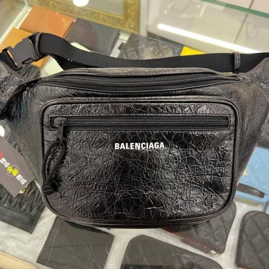 東區正精品㊣BALENCIAGA Explorer Arena 529550 全新巴黎世家黑色全皮白字LOGO拉鍊腰包胸口包斜背包 RA1857-0