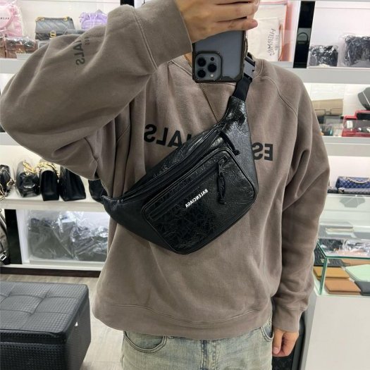 東區正精品㊣BALENCIAGA Explorer Arena 529550 全新巴黎世家黑色全皮白字LOGO拉鍊腰包胸口包斜背包 RA1857-1