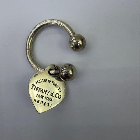這是一款Tiffany & Co. 的經典「Return to Tiffany」系列心形標籤鑰匙圈，採用925 純銀材質製作