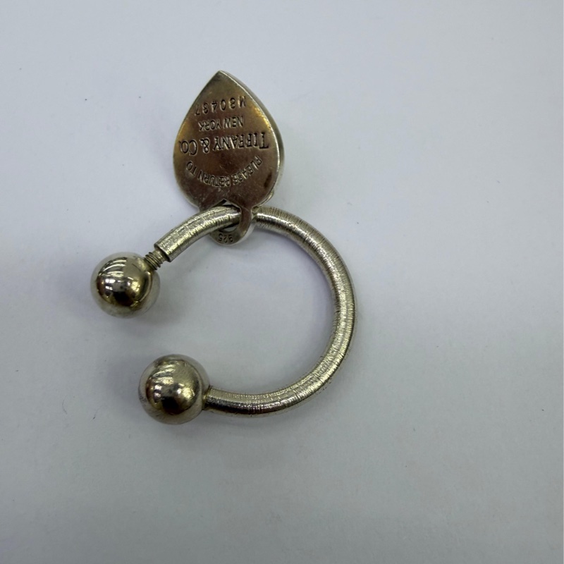 這是一款Tiffany & Co. 的經典「Return to Tiffany」系列心形標籤鑰匙圈，採用925 純銀材質製作-2