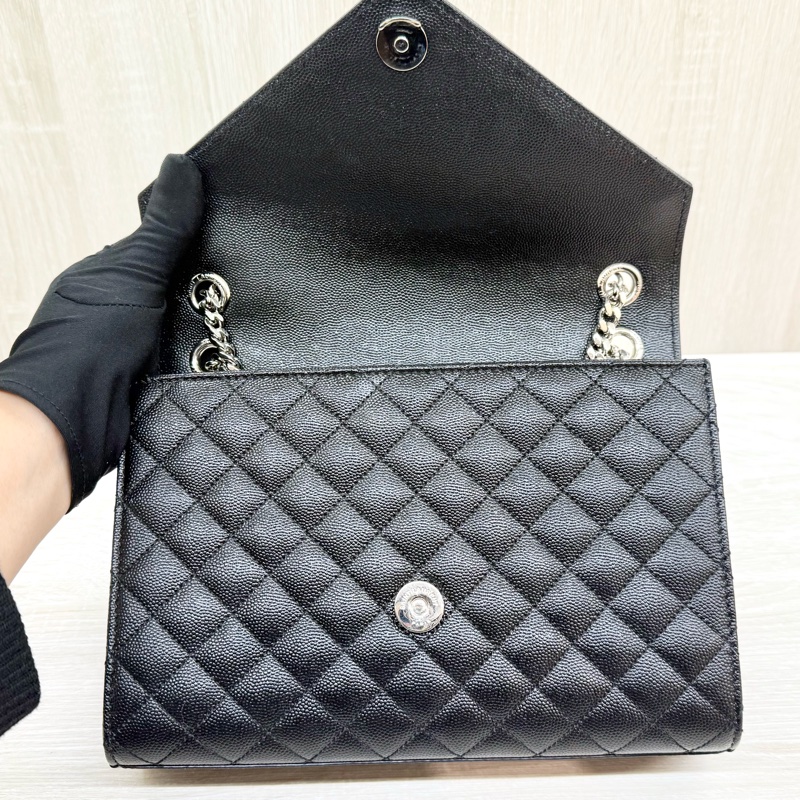 YSL💕黑牛皮銀鏈中型信封斜背包/1600185-17